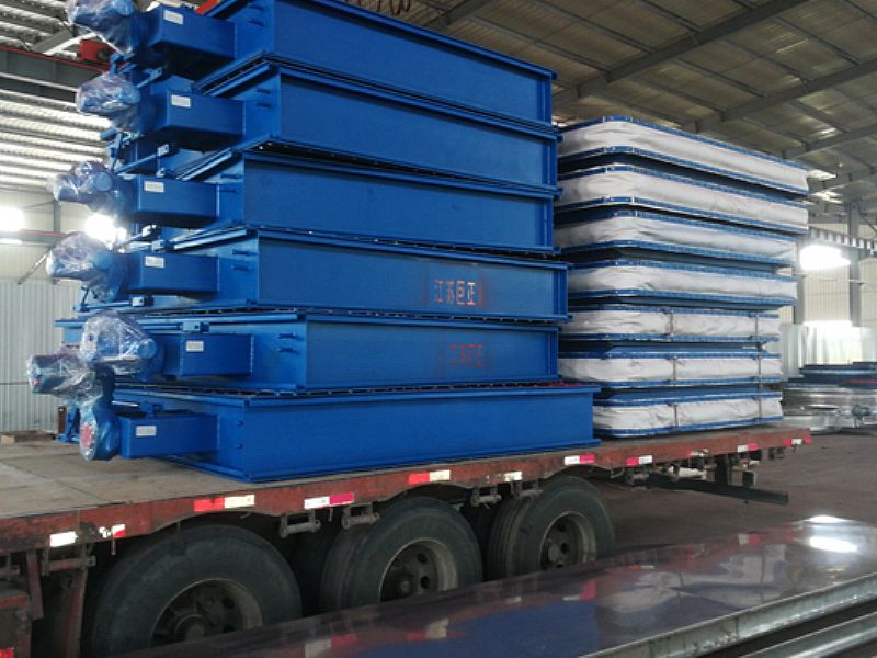 公司擋板門、膨脹節(jié)裝車過程中，準備發(fā)貨了